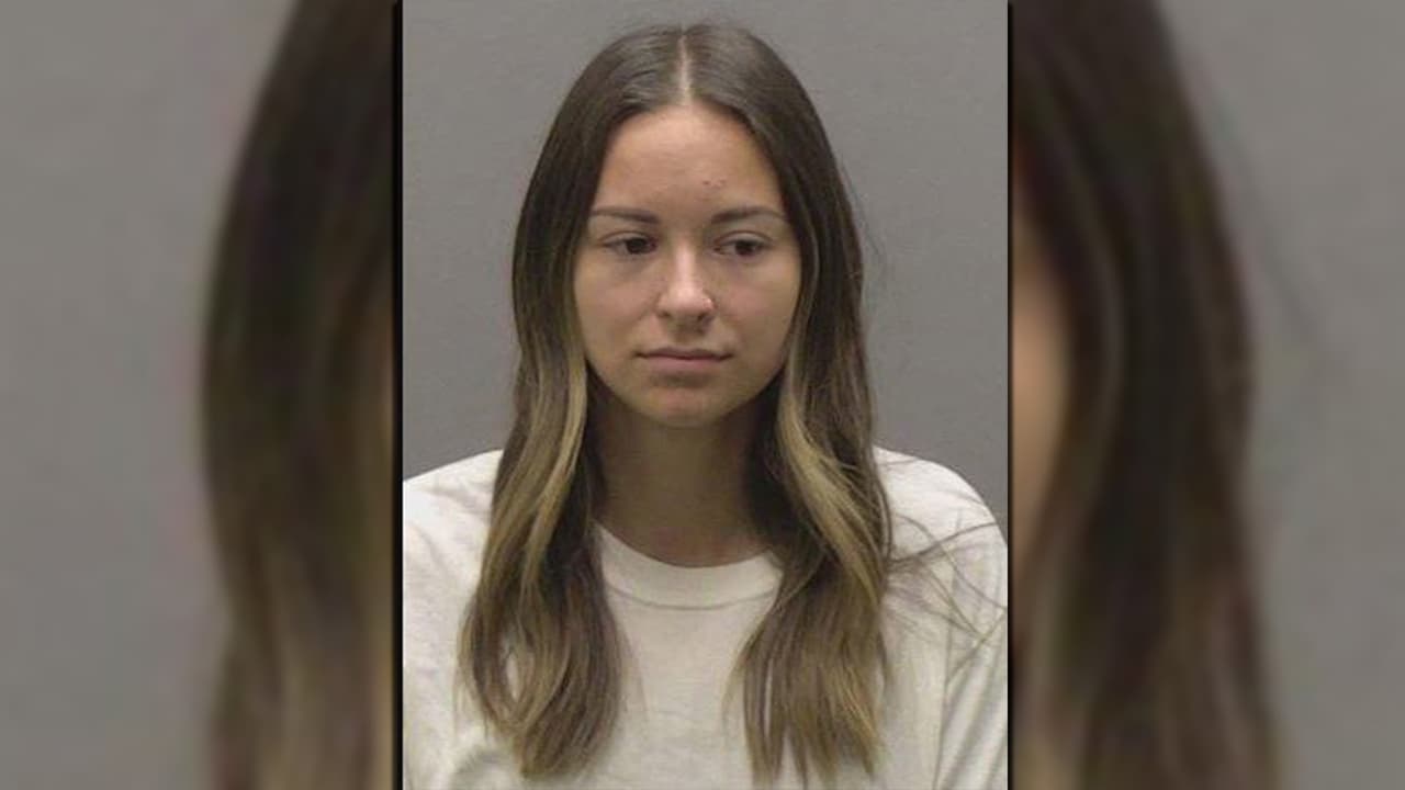 Acusan a maestra de escuela cristiana de sostener relaciones con un estudiante