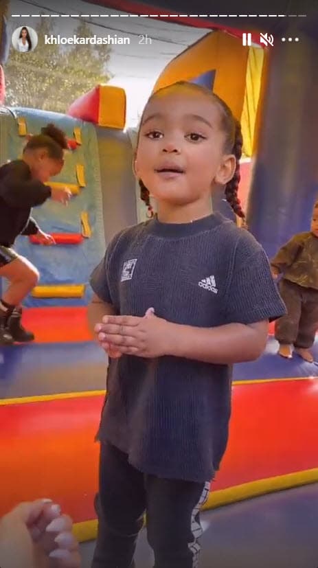 Por su parte, Khloé compartió un video donde True le canta 'Happy birthday' a su primo.
<br>