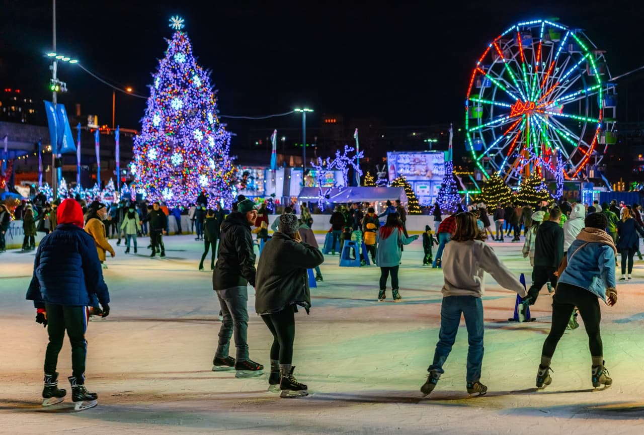 <b><a href="https://www.delawareriverwaterfront.com/places/blue-cross-riverrink-winterfest">Blue Cross RiverRink Winterfest (Hasta el 5 de marzo)</a></b>. Experimenta un paraíso invernal frente al río en el Blue Cross RiverRink Winterfest. Disfruta de una enorme pista de patinaje sobre hielo, toma una foto junto al árbol festivo y entra en calor con una bebida caliente junto a una fogata o dentro de una acogedora cabaña. La entrada a Winterfest es gratuita. El patinaje sobre hielo, las cabañas y las fogatas se pueden reservar con anticipación. La ceremonia de iluminación del árbol está programada para el viernes 2 de diciembre de 2022.