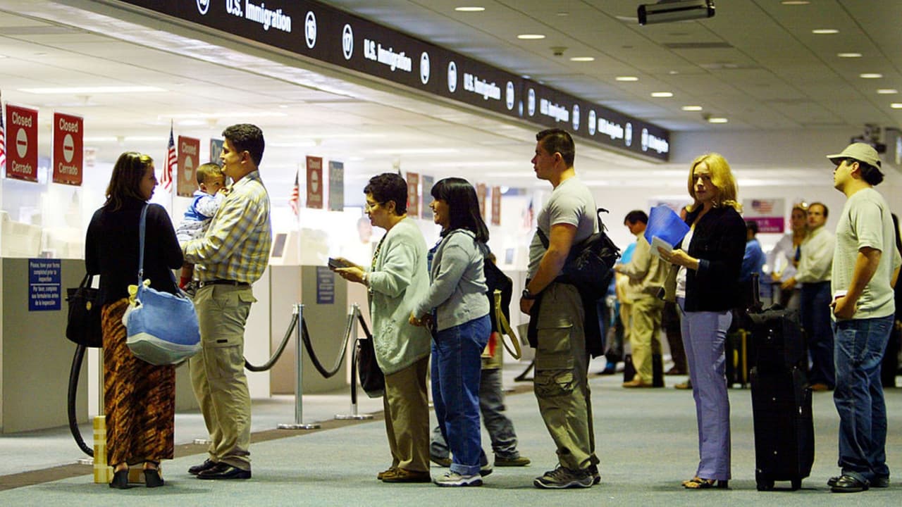 Entra en vigor la orden que prohíbe los viajes de varios países hacia EEUU, entre ellos Cuba y Venezuela