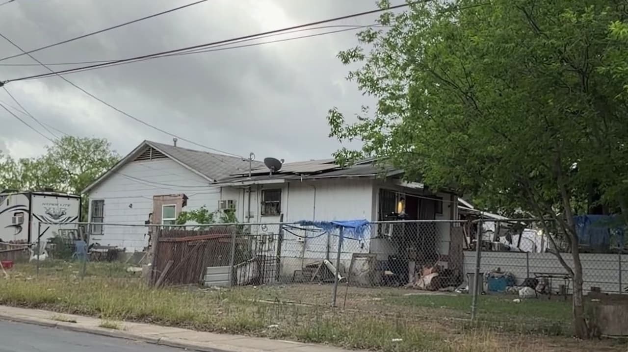 Muere mujer herida de bala en la cabeza que atravesó un muro tras un tiroteo
