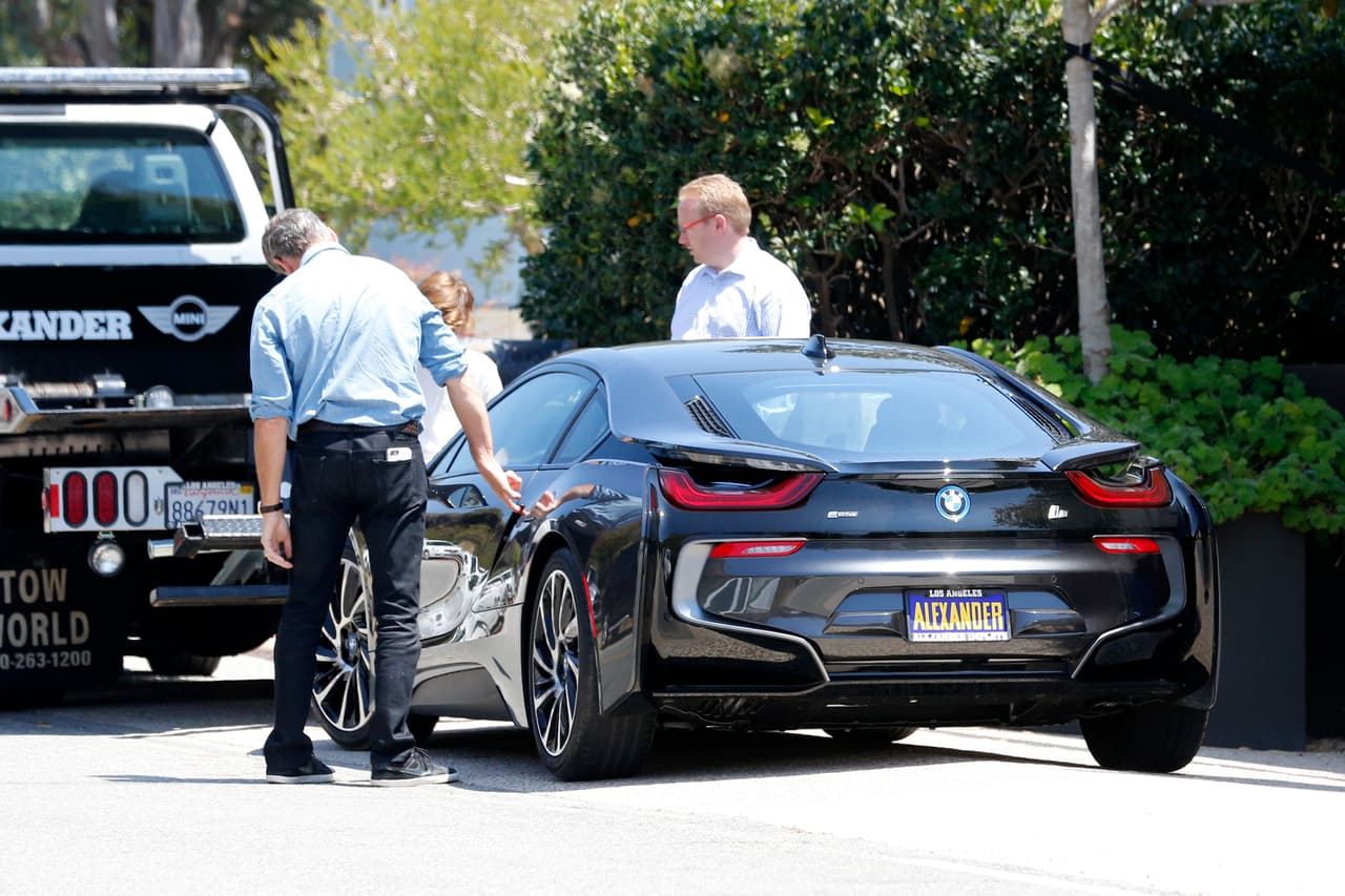 El auto con valor de 140 mil dólares le fue entregado hasta la comodidad de su nueva casa.