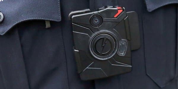 Policías de la ASU ya usan cámaras en sus uniformes