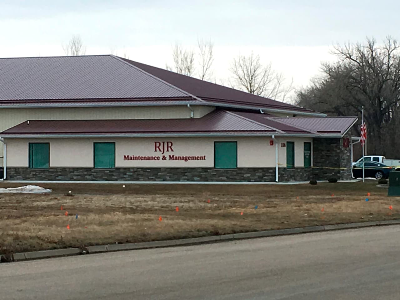 Un par de autos estacionados frente al edificio de la empresa RJR Maintenance and Management en Mandan, Dakota del Norte, el lunes 1 de abril de 2019.
