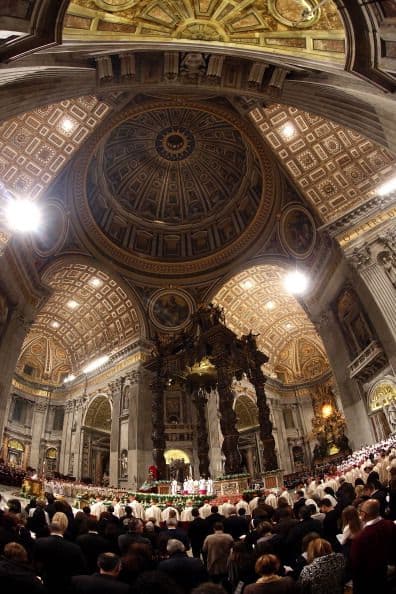 Durante la ceremonia, en la que se congregaron cinco mil fieles, las campanas de la basílica rompieron su silencio después de los cuarenta días de Cuaresma para celebrar la Pascua, al tiempo que, en el interior, se entonaba el "Gloria".