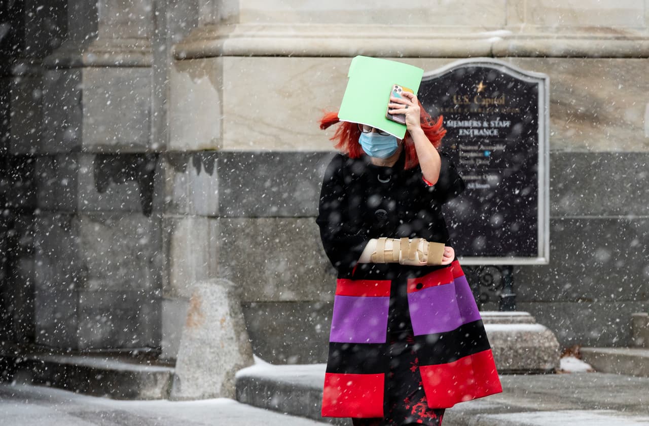 La senadora Kyrsten Sinema, demócrata por Arizona, abandona el Capitolio de Estados Unidos mientras la nieve de la tormenta invernal cae en Washington DC. A las potentes nevadas de este fenómeno, que avanzó desde Oklahoma en dirección norte, se le suman fuertes vientos de hasta 40 millas por hora.