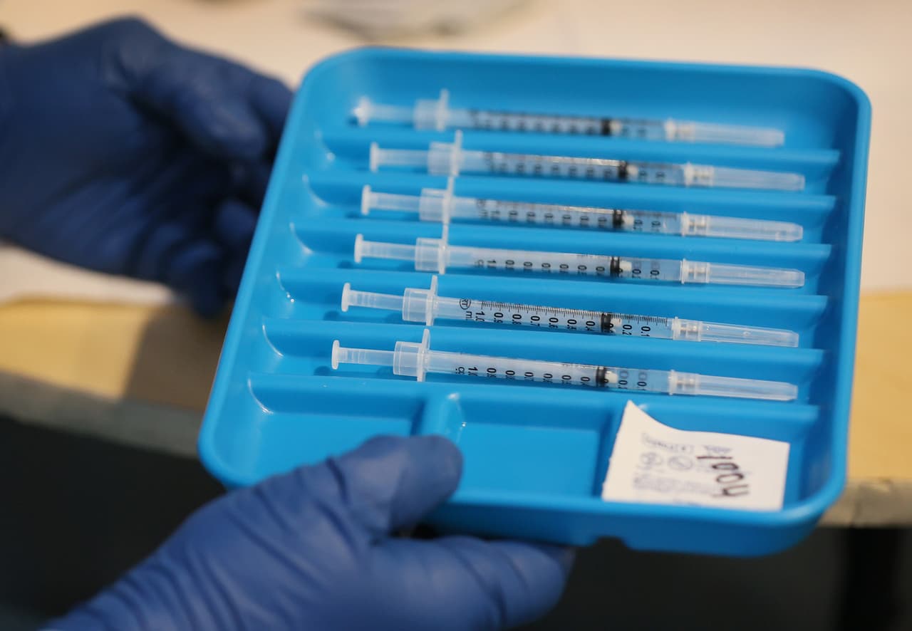 Los adultos mayores de 65 años y profesionales de la salud pueden inscribirse una sola vez en internet o por teléfono para manifestar su interés en recibir la vacuna.
<br>