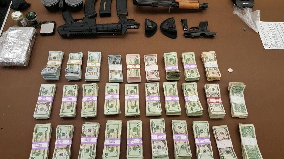 La policía encuentra 79,000 dólares en efectivo dentro de lavadora de dos presuntos traficantes de droga