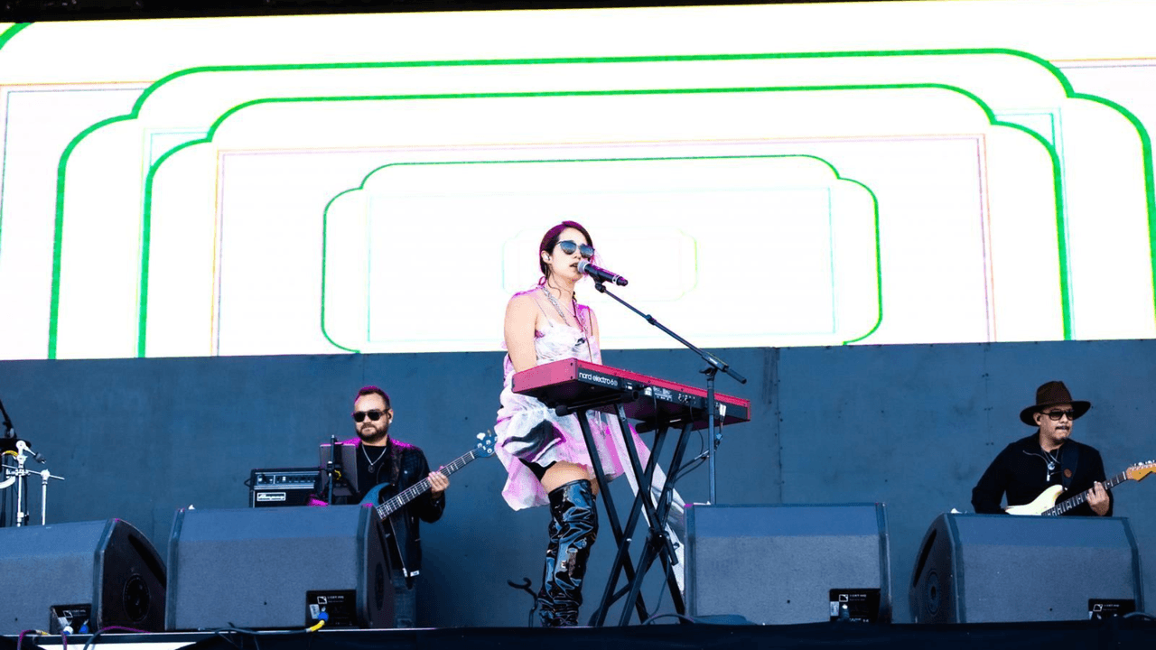 En Bésame Mucho hay cuatro escenarios diferentes, donde hay géneros de cumbias clásicas, banda, rock y pop.