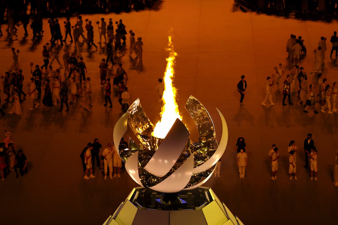 La fiesta está oficialmente iniciada tras el emotivo encendido del pebetero con Naomi Osaka como la encargada.