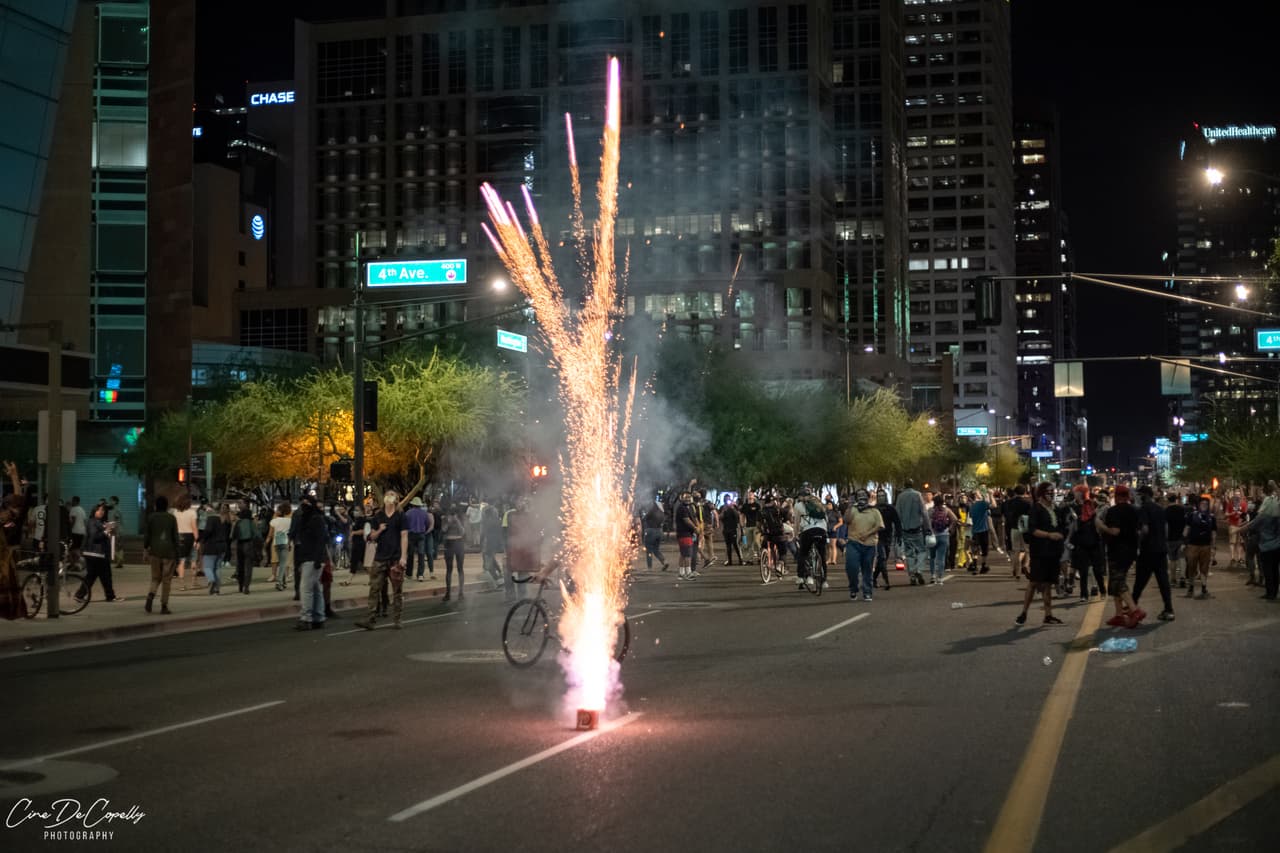 El mal comportamiento de algunos participantes de las protestas obligó al gobernador a decretar el toque de queda en todo el estado desde el domingo a las 8:00 pm. a 5:00 a.m. por una semana.