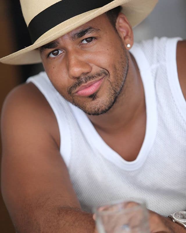 Con esos ojitos tan lindos de Romeo nos morimos de amor.