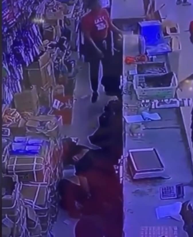 Luego de irse y regresar con ayuda, 
<b>la mujer de 29 años se dio a la fuga sin que hasta el momento se sepa su paradero</b>, mientras otros empleados y encargados de la ferretería cargaban al herido hasta un vehículo para llevarlo a un hospital. 
<br>