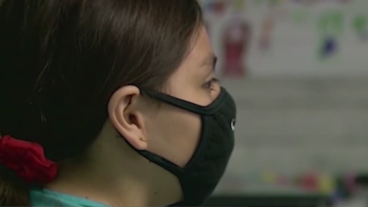 Así puedes evitar que tu hijo pelee en la escuela por el uso de mascarilla