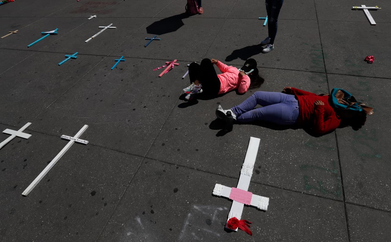 Parte de la protesta de mujeres en el zócalo. 18 millones de féminas se dedican a actividades remuneradas y fuera del hogar, indicó Citibanamex, y pronosticó una pérdida económica de unos 2,000 millones de dólares por la huelga.