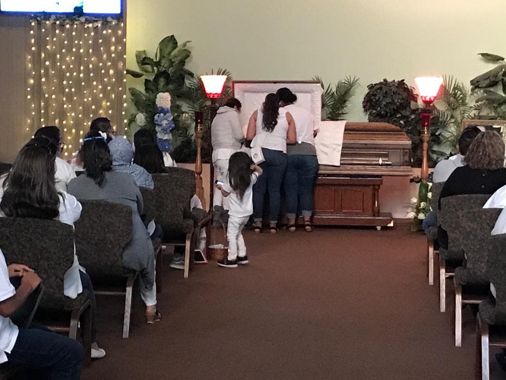 El servicio fúnebre se realizó desde las 4 hasta las 8 p.m. en la ciudad de Sun City, en el condado de Riverside.