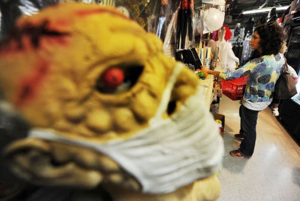 Por su parte, María López, sargento de la policía de Santa Ana, recomienda transitar por vecindarios iluminados y estar muy pendiente de las personas que rodean a los pequeños.