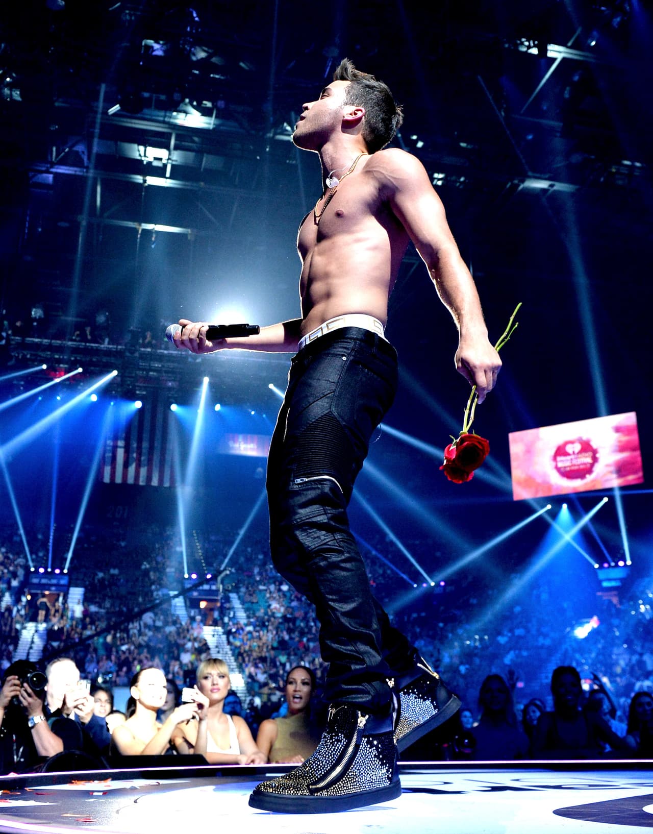 El ídolo latino presumió musculatura y lució súper sexy.