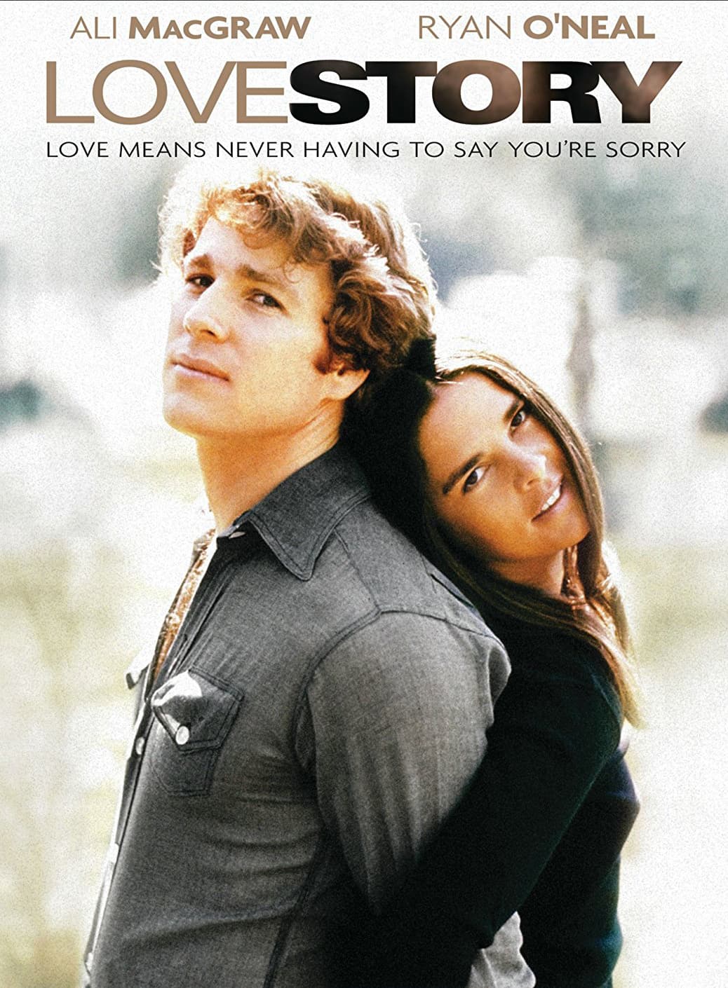 Love Story trata acerca de dos universitarios de Harvard que pertenecen a clases sociales muy diferentes. Oliver Barrett IV (Ryan O'Neal), es hijo de un poderoso banquero, mientras que el padre de Jenny (Ali MacGraw) es un humilde emigrante italiano. A pesar de ello, se enamoran, pero una enfermedad los enfrentará a algo mucho más grave que sus diferencias sociales. Esta película ha sido considerada una de las películas más románticas de todos los tiempos según el American Film Institute.
<br>