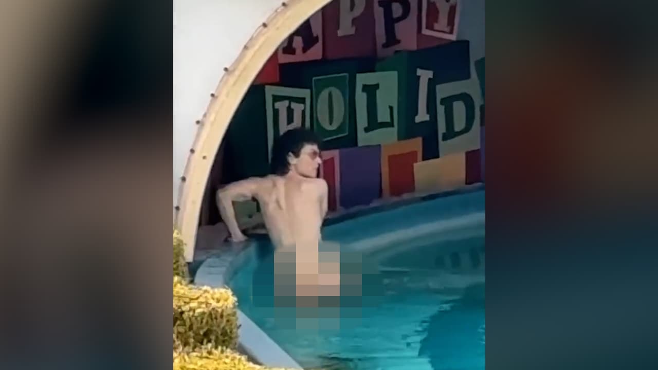 La policía de Anaheim arrestó al individuo por exhibicionismo y por estar bajo la influencia de una sustancia controlada. Durante el incidente 
<b>no se reportaron heridos ni altercados adicionales.</b>