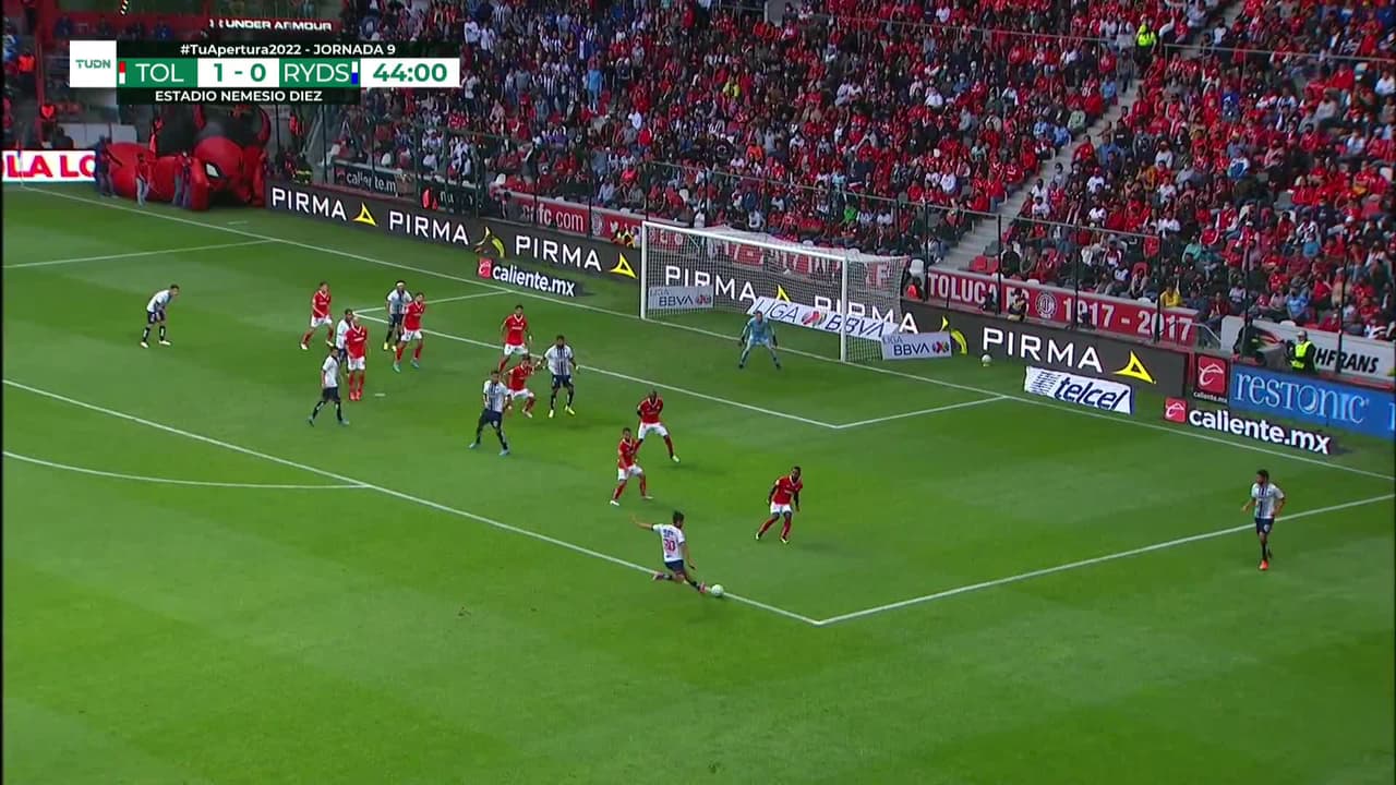 ¡TIRO ATAJADO! disparo por Rodolfo Pizarro.