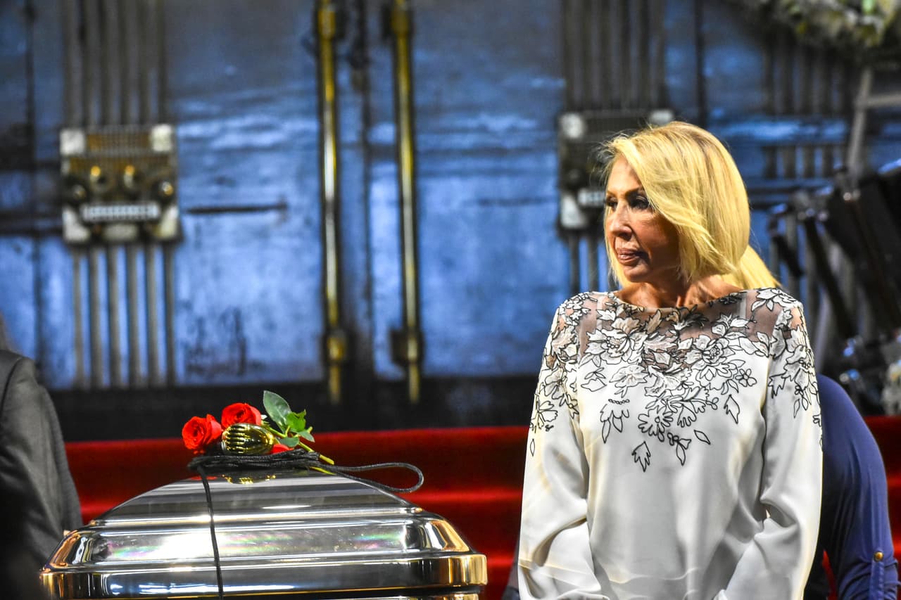 Laura Bozzo, colaboradora de 
<b><a href="https://www.univision.com/shows/el-gordo-y-la-flaca/" target="_blank">El Gordo y La Flaca</a></b>, fue otra de las famosas que montó guardia en Bellas Artes.