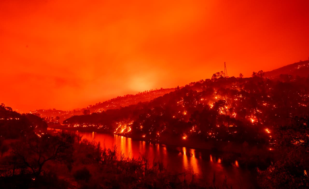 Cinco días más tarde, la destrucción supera el 1,000,000 de acres y hasta este lunes han cobrado la vida de siete personas.