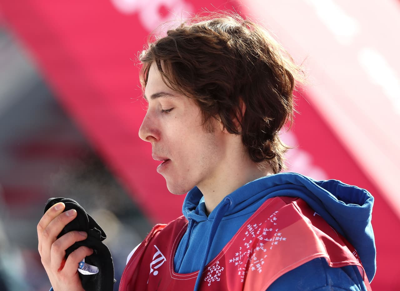 La
<a href="https://www.univision.com/noticias/salud/hemofilia">hemofilia </a>es una enfermedad poco común cuyos síntomas principales son
<b>el sangrado excesivo porque la sangre no se coagula normalmente y los moretones en la piel</b>.