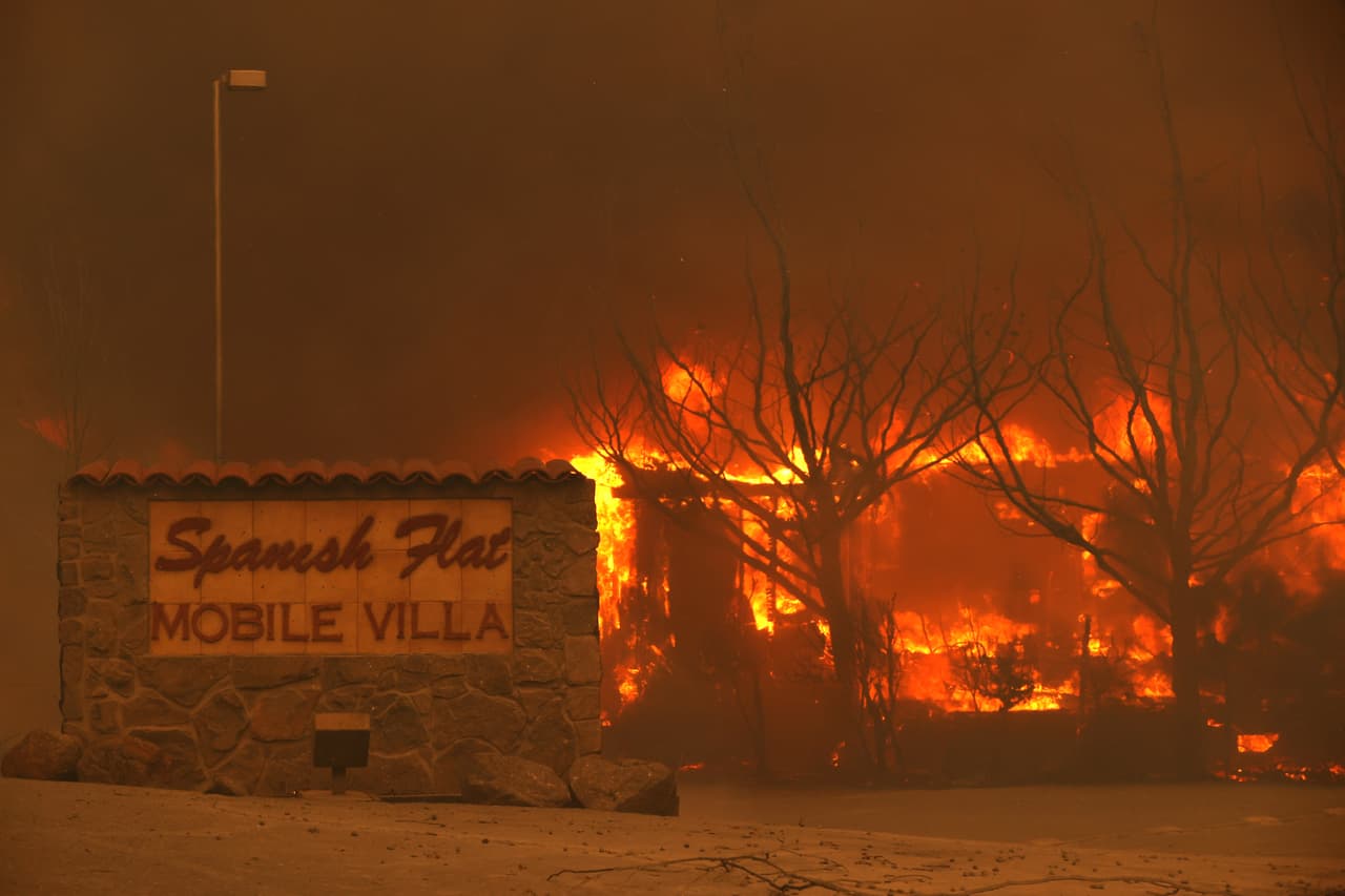 Una villa española de casas móviles se incendia en una región de Napa.