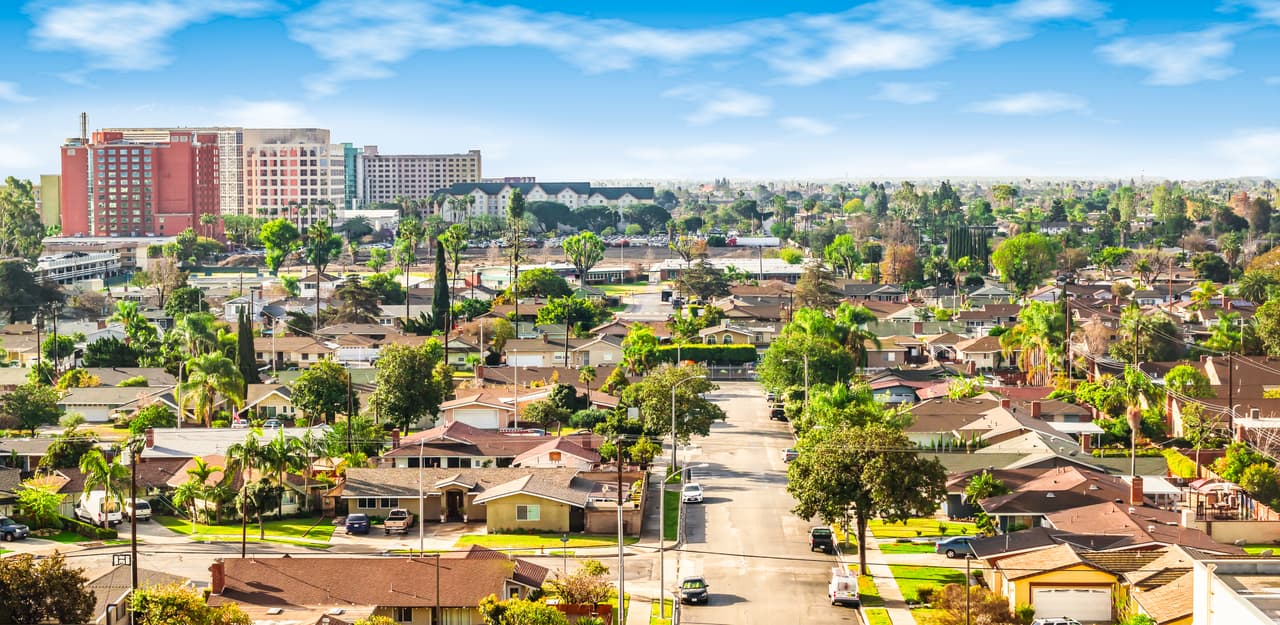 <b>Garden Grove, CA </b>
<br>La ciudad localizada al norte del condado de Orange, alcanzó la posición 53 del reporte nacional con 50.29 puntos y se ubicó en la posición 15 a nivel estatal.
<br>