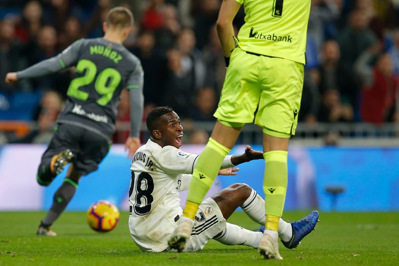 El delantero del Real Madrid se quedó reclamando la falta mientras la jugada continuó sin que el árbitro pidiera revisión del VAR.