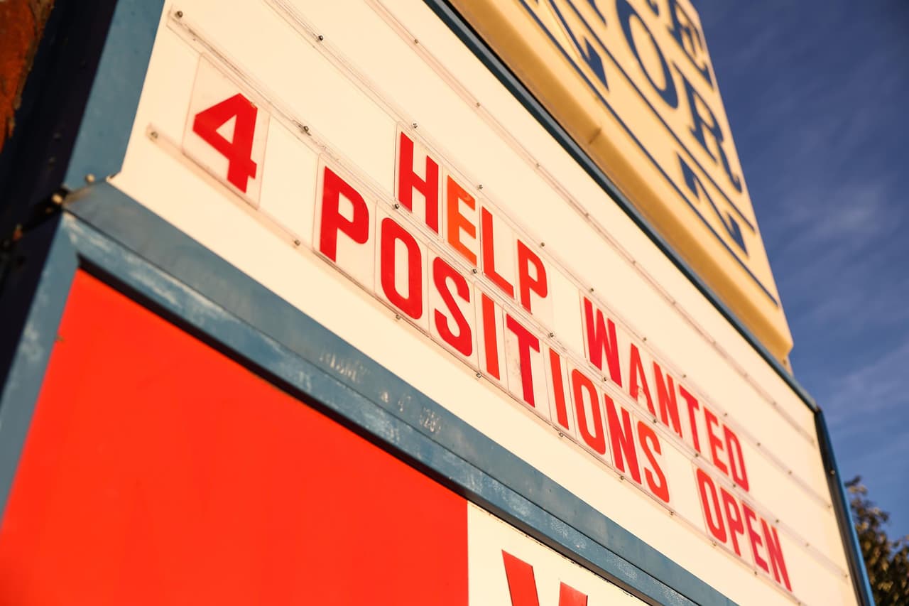 <b>La ‘Gran renuncia’</b>
<br>
<br>Paralelo al coronavirus empezó a manifestarse con fuerza en 2021 fue la llamada ‘Gran renuncia’, el fenómeno por el que 
<a href="https://www.univision.com/noticias/la-gran-renuncia-por-que-muchos-jovenes-dejan-sus-trabajos-y-lo-anuncian-por-tiktok-video"><u>millones de personas están dejando sus trabajos</u></a>, bien para buscar mejor remuneración o para hacer cambios en su estilo de vida. En noviembre pasado se dio un récord de 4.5 millones de personas que dejaron sus empleos, en medio de un mercado con pleno empleo (4.6% de desempleo).
<br>
<br>Esta imagen muestra un anuncio solicitando empleados en 4 posiciones diferentes en un hotel de Nueva York, el 16 de noviembre de 2021.
<br>