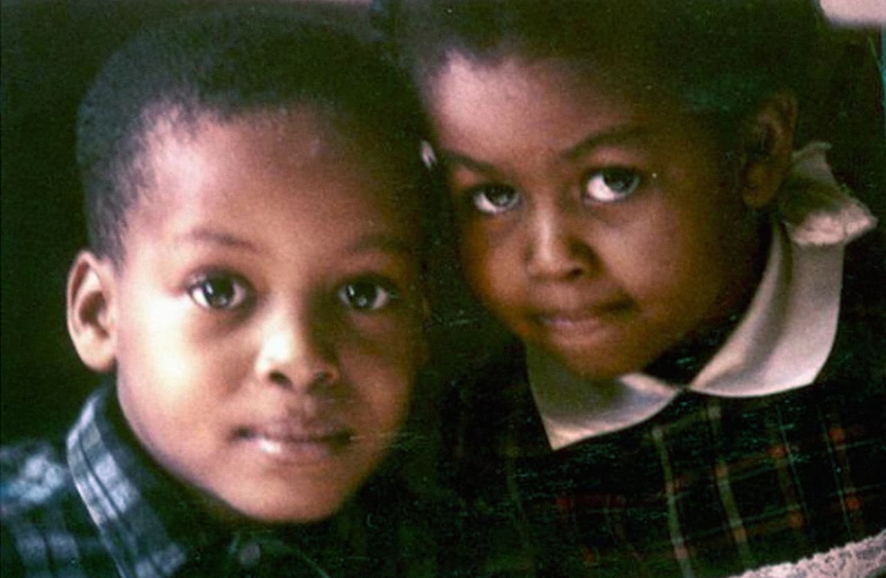 Su hermano, mayor dos años, Craig Robinson, con quien jugaría baloncesto en su pequeña casa de Chicago y haría pilatunas, fue primero a Princeton, por eso cuando Michelle Obama llegó a la misma universidad a estudiar sociología era conocida más como 'la hermana pequeña de Craig' que por su propio nombre. Con los años, la popularidad se invertiría. Hoy, Craig Robinson se desempeña como el actual entrenador del equipo de baloncesto Milwaukee Bucks.
<br>
<b>@michelleobama/Twitter</b>