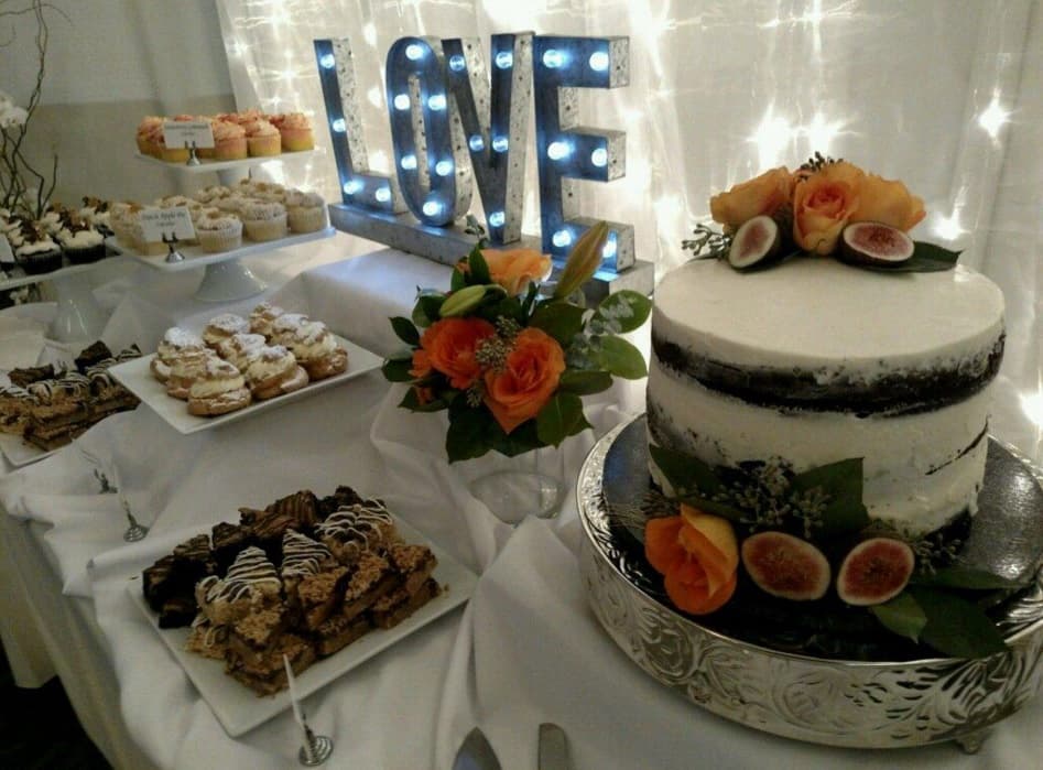 Cancelación de boda alegra a decenas de desamparados