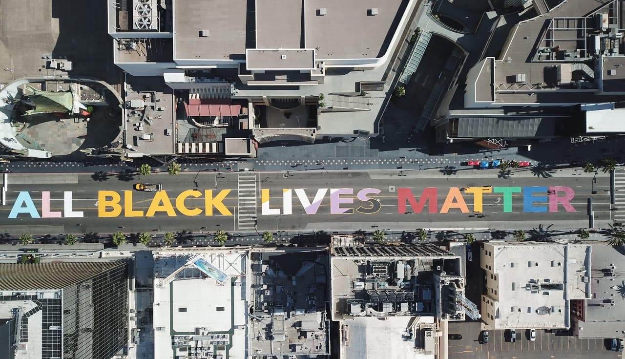 Antes de la marcha, las palabras "All Black Lives Matter" fueron pintadas en letras brillantes y coloridas a lo largo de Hollywood Boulevard frente al icónico Dolby Theatre el sábado.