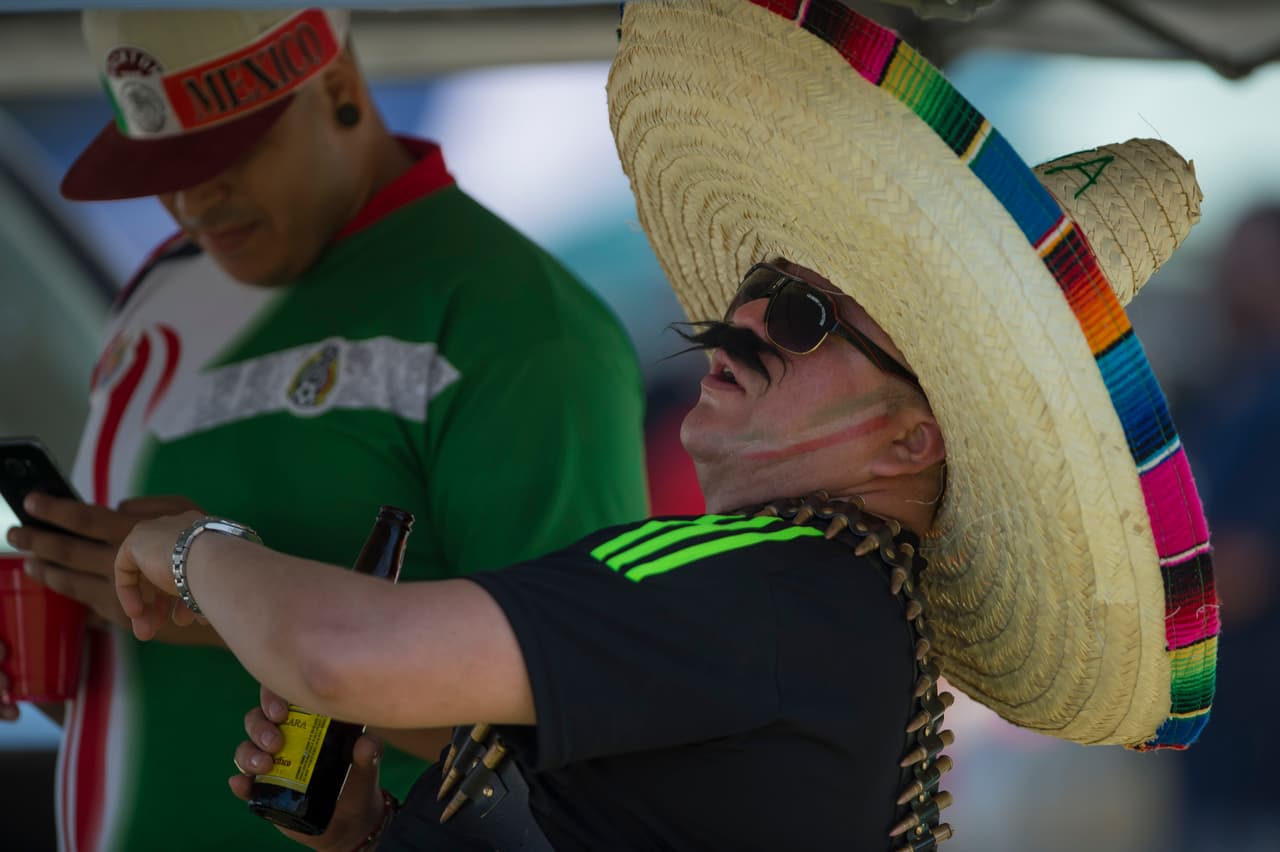 Disfraces, maquillaje, banderas, sombreros e incluso un poco de humor de parte de los aficionados mexicanos. Cuando México juega en Estados Unidos, la fiesta está asegurada.