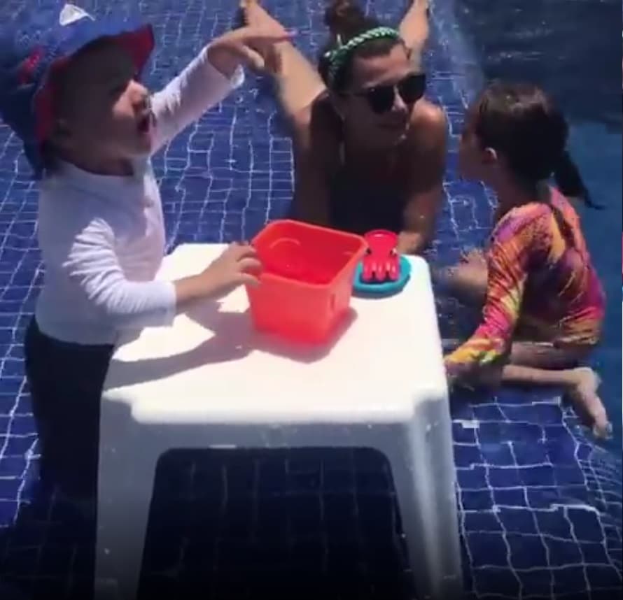 Los juegos con Michelle y Liam son cosa de todos los días, y aquí los vemos disfrutando de una tarde reacreativa en sus recientes vacaciones a la playa.