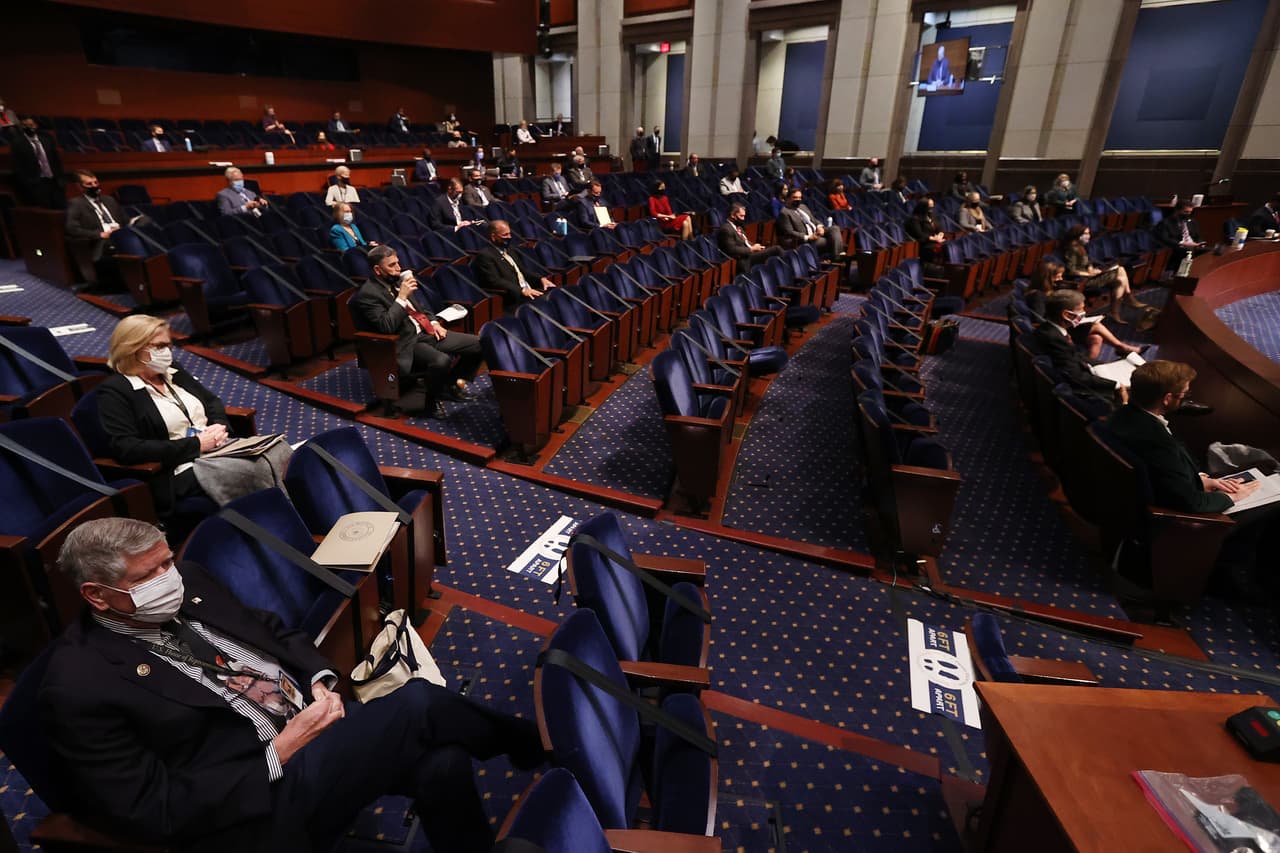 Los casos de covid-19 también se han multiplicado en el centro del poder estadounidense. Varios senadores han anunciado que están contagiados, entre ellos el republicano de Iowa, Chuck Grassley, y el republicano de Florida, Rick Scott. En la foto una sesión con espacios vacíos de la Cámara de representantes, en el Capitolio en Washington DC. 13 de noviembre.
<br>