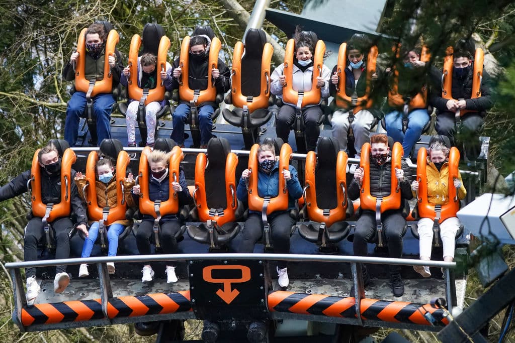 Dos jóvenes trataron entrar con una subametralladora a un parque de diversiones de Six Flags