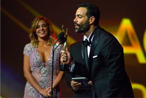 Por su interpretación en "Lo Que La Vida Me Robó" como "José Luis".