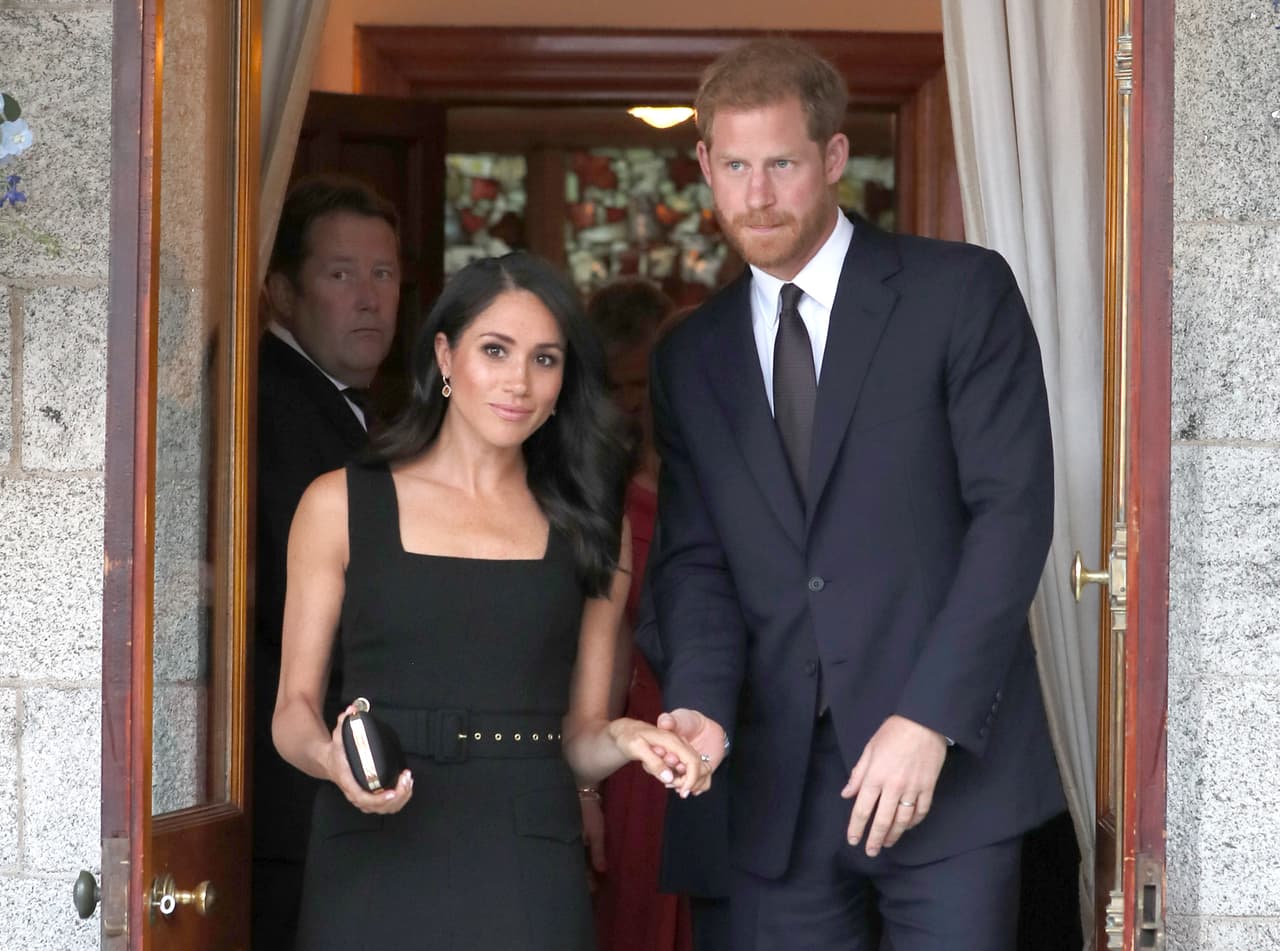 <b>Meghan: Día 1. Fiesta de verano en casa del embajador británico </b>
<br>Para la fiesta de verano en la Glencairn House
<b> </b>en Dublín, Meghan eligió el vestido Cloqué negro sin mangas de Emilia Wickstead ($3,585) y pumps negros
<a href="https://shop.nordstrom.com/s/aquazzura-deneuve-bow-pointy-toe-pump-women/4948641?siteid=TnL5HPStwNw-FNGevogSj5EjFUlpTM_rcQ&utm_source=rakuten&utm_medium=affiliate&utm_campaign=TnL5HPStwNw&utm_content=1&utm_term=593360&utm_channel=affiliate_ret_p&sp_source=rakuten&sp_campaign=TnL5HPStwNw"><u>Deneuve de Aquazzura</u></a> con lazo en el talón ($750).