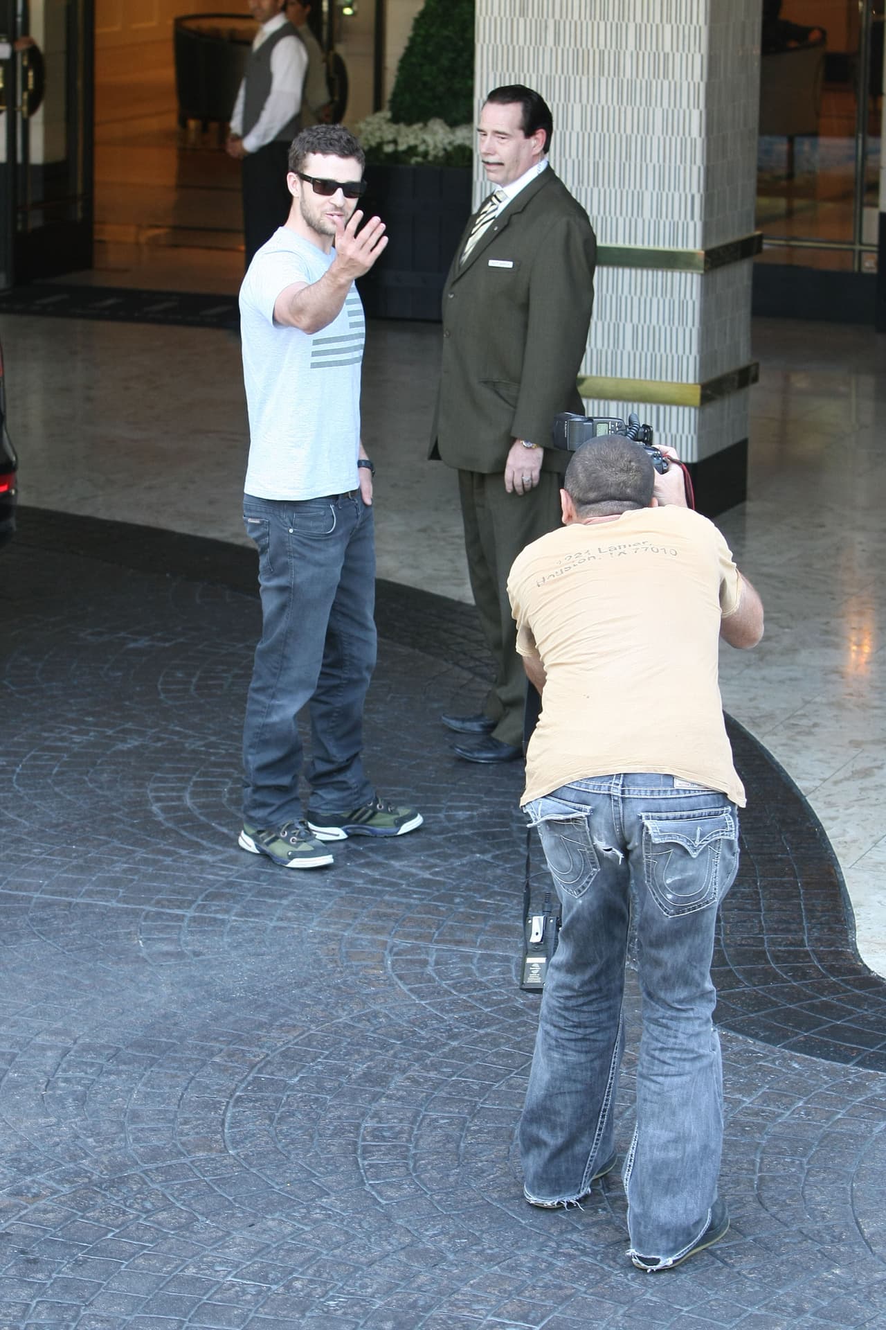 Otro caso reciente de Justin Timberlake, saliendo de un hotel en Beverly Hills.