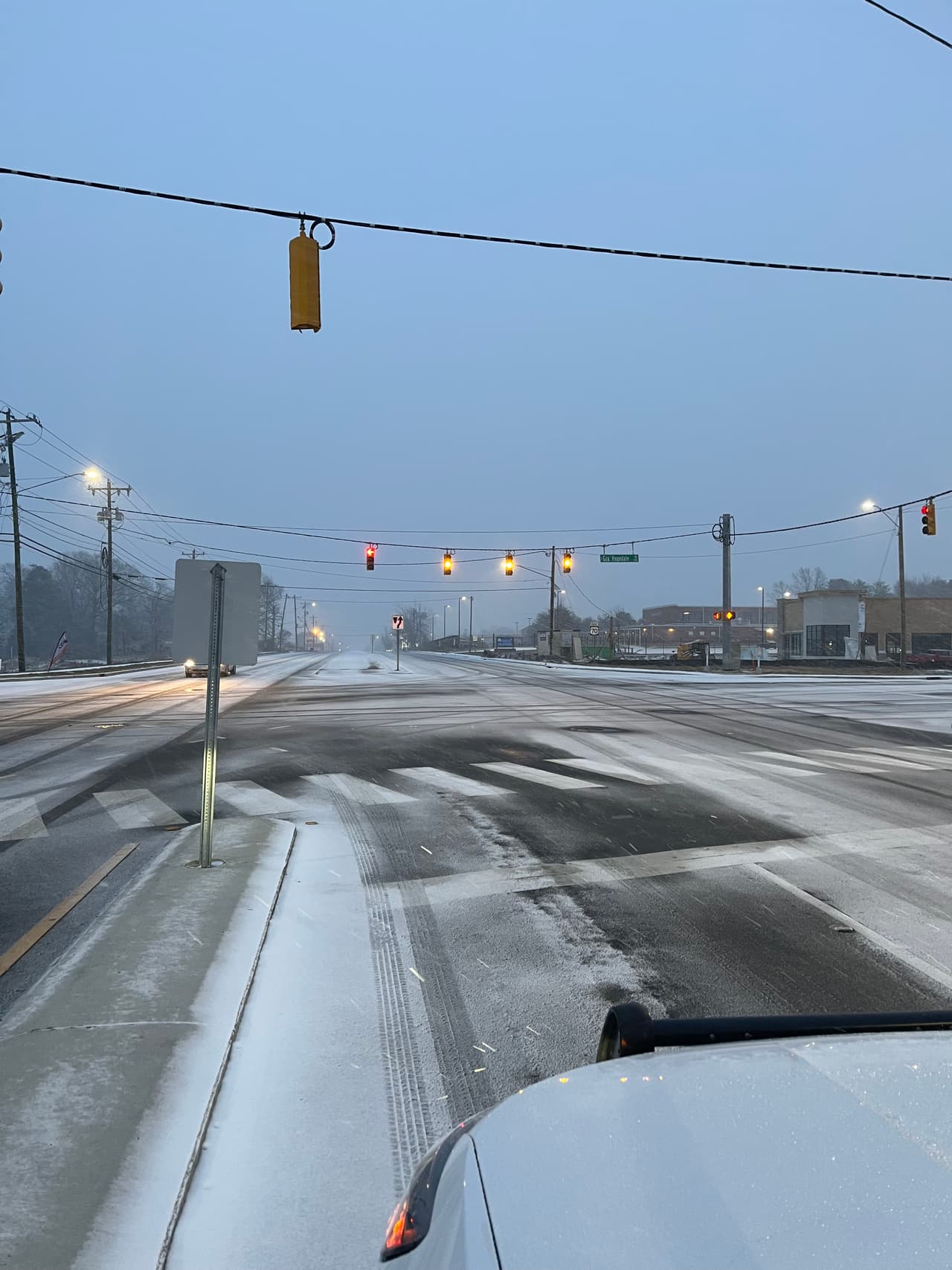 "Nuestros oficiales que patrullan durante la noche tomaron algunas fotos geniales de la nieve que comenzaba a caer. Manténganse a salvo", indicaron en su cuenta de Twitter @Burlington Police-NC.