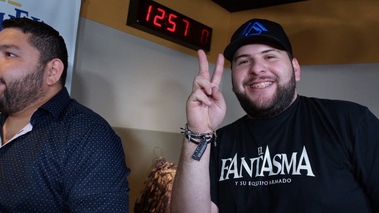 Sin pelos ni tapujos, El Fantasma se metió al Free-guey show y hasta acabó con la piñata de La Bronca.