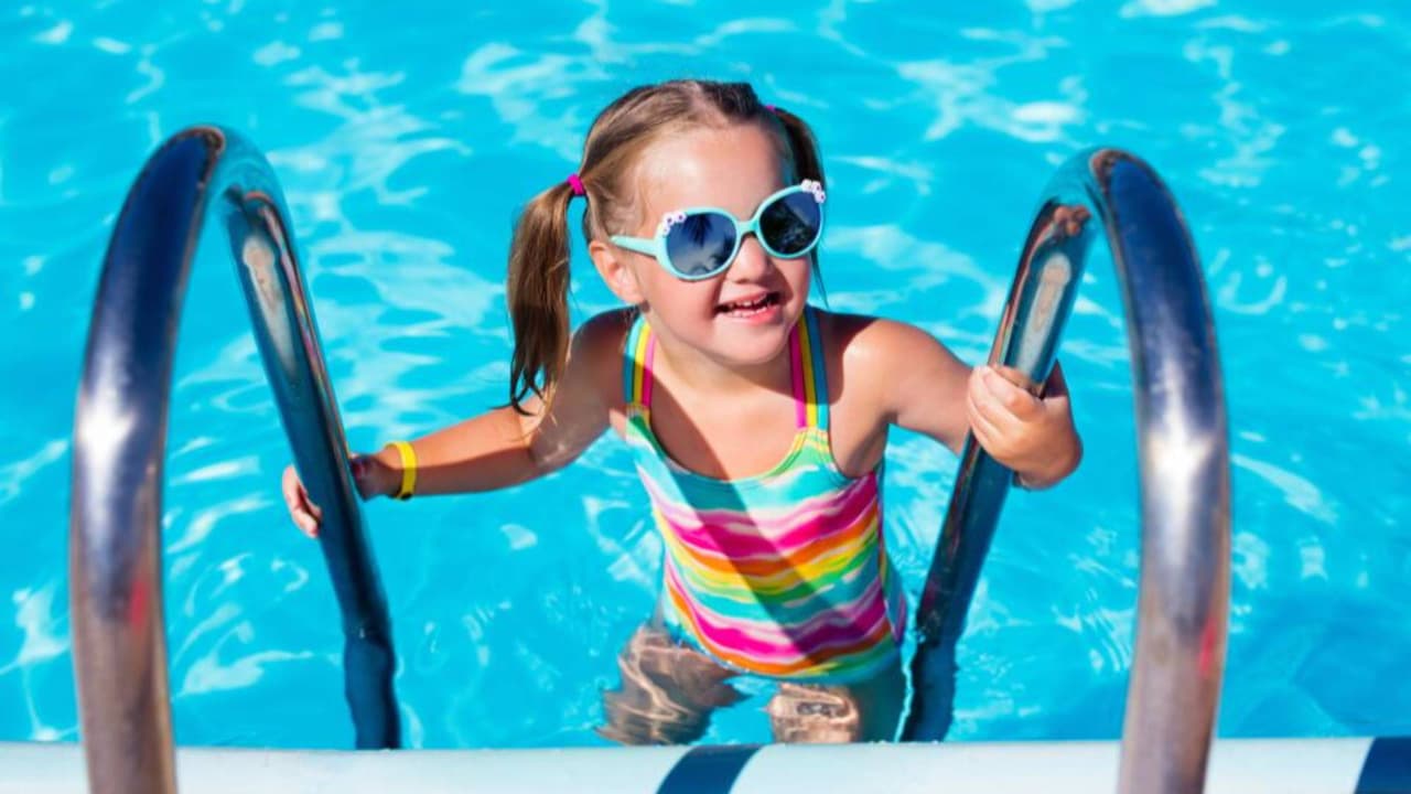 Según un reporte de fatalidad infantil, en 
<b>2021 <a href="https://www.univision.com/local/arizona-ktvw/nina-2-anos-perdio-la-vida-encontrada-inconsciente-piscina-phoenix">murieron ahogados</a> 44 niños en Arizona</b>, lo que representa el 5% de todas las muertes de infantes registradas ese año; el 68% de los ahogamientos fueron niños de 1 a 4 años.