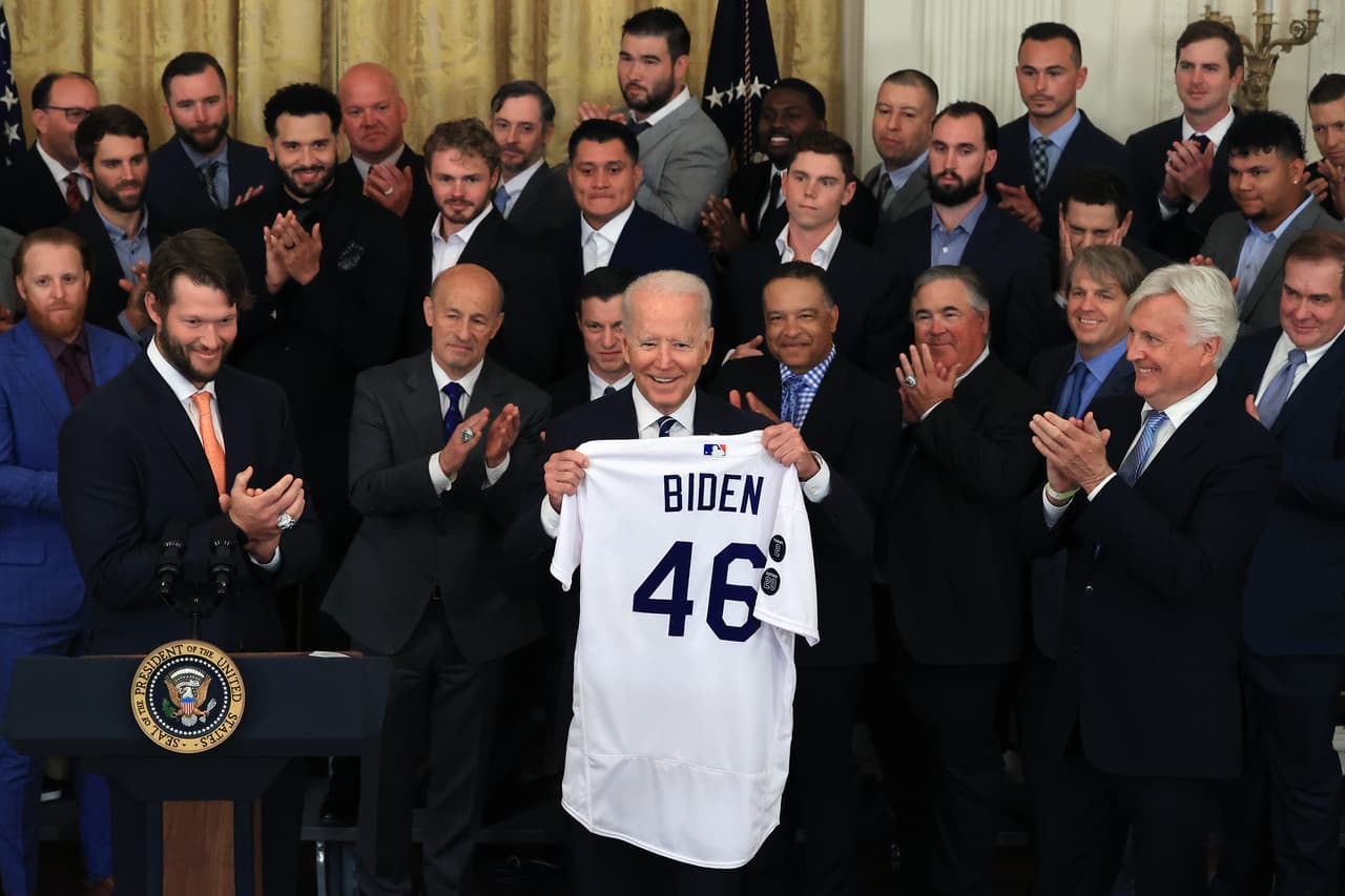 Con los mexicanos Víctor González y Julio Urías, los LA Dodgers visitaron al presidente de los Estados Unidos de América en la Casa Blanca luego de haber sido campeones en la temporada 2020 de la Major League Baseball.