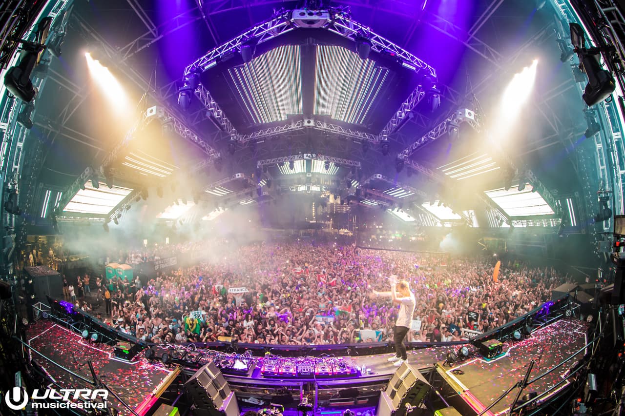 En la canción ‘
<i>On my way</i>‘, DJ Axwell tomó el micrófono y dijo: ‘
<i>Ultra be the world, world be Ultra</i>‘. El mensaje era para conectar a los usuarios que veían su show por Live Streaming con los que estaban en ese momento en el escenario. El Live Streaming fue visto por cerca de un millón de personas en todo el mundo.