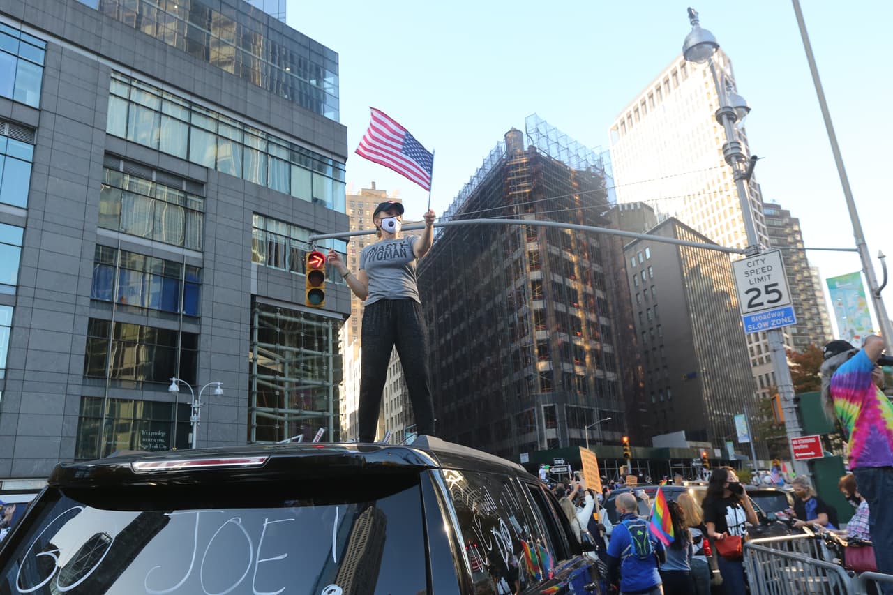 Mujer vestida con una camiseta con el lema 'Nasty Woman' (Mujer desagradable en español), le hace burla al lema que Donald Trump usó para referirse a Hillary Clinton durante la campaña presidencial del 2016.