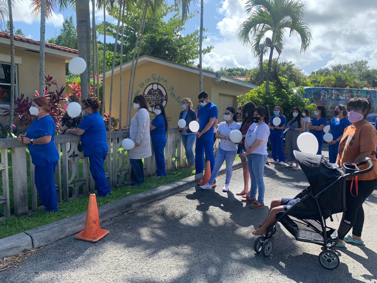 En horas de la tarde del viernes, la organización The Friendship Circle of Miami, que presta servicios a niños con necesidades especiales, rindió un homenaje y oraciones a la memoria de Alejandro. 
<br>