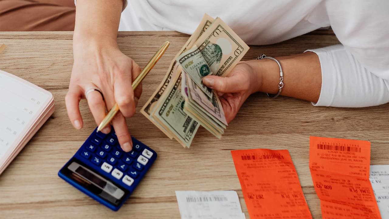 <b>¿Para qué se puede usar el dinero?</b>
<br>De acuerdo con las bases del Programa Piloto de Ingresos Garantizados, los residentes que sean elegidos para recibir $500 al mes por dos años
<b>podrán gastarlos libremente</b>.
<br>
<br>Según se informa en la página del Condado Cook, cada beneficiario puede decidir en qué gastar el dinero, siempre y cuando no se ponga en peligro su salud o seguridad.
<br>
<br>En caso de destinarse a actividades ilegales o peligrosas, el apoyo podría ser suspendido.